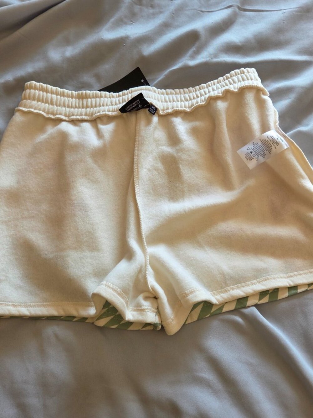 Women's XL Fleece Shorts Popular Well-Know Beagle Character - Picture 6 of 7